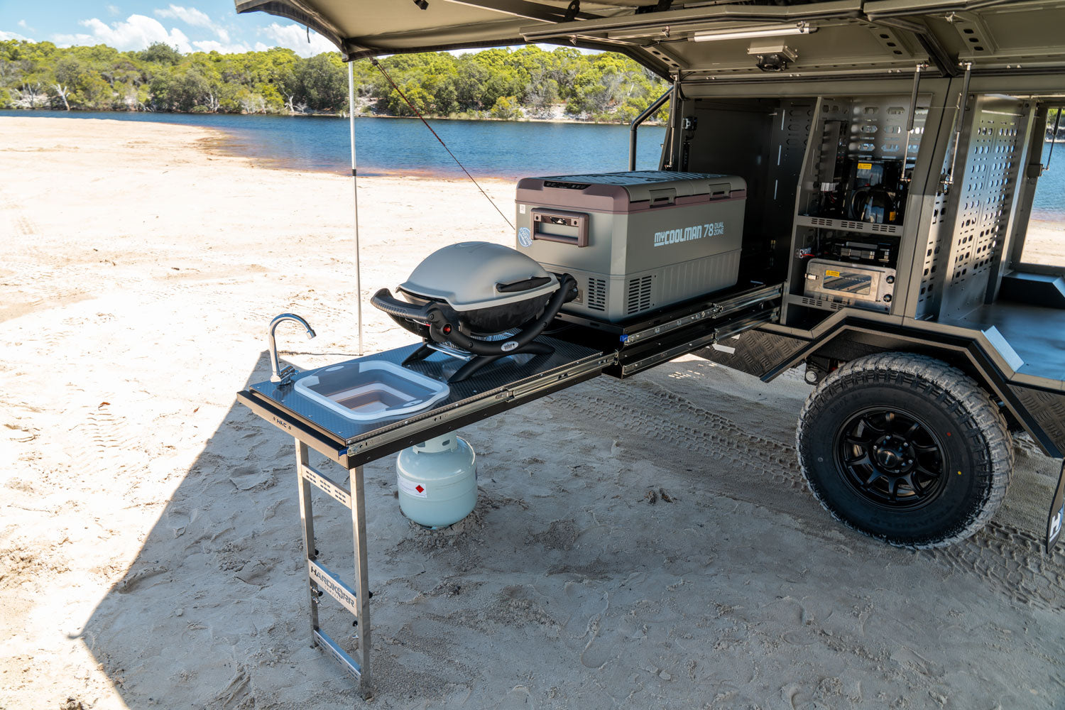 SLIDE-OUT KITCHEN BENCH